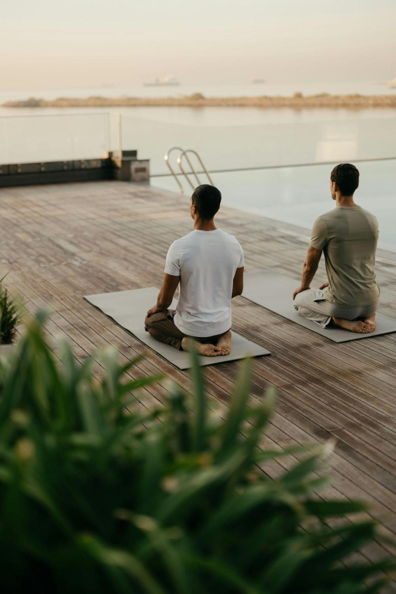 Jw Marriott Hotel Istanbul Marmara Sea Istambul Exterior foto Two men meditating